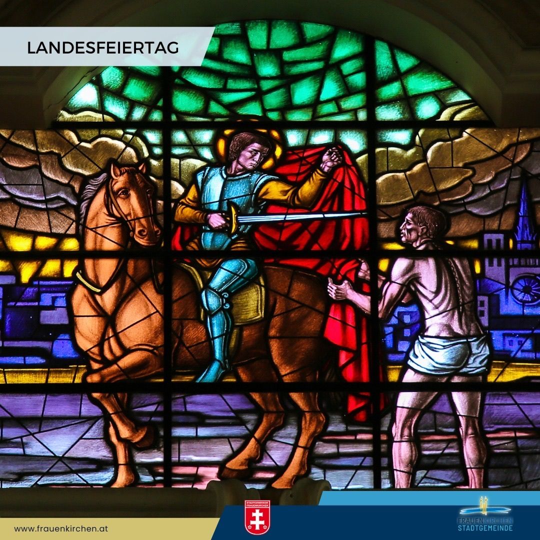 Ein Buntglasfenster zeigt einen Ritter auf einem Pferd, der ein Schwert hält, mit einem Mann, der nach ihm greift, vor dem Hintergrund einer Stadt. Das Fenster ist mit dem Text 'Landesfeiertag' eingefasst.