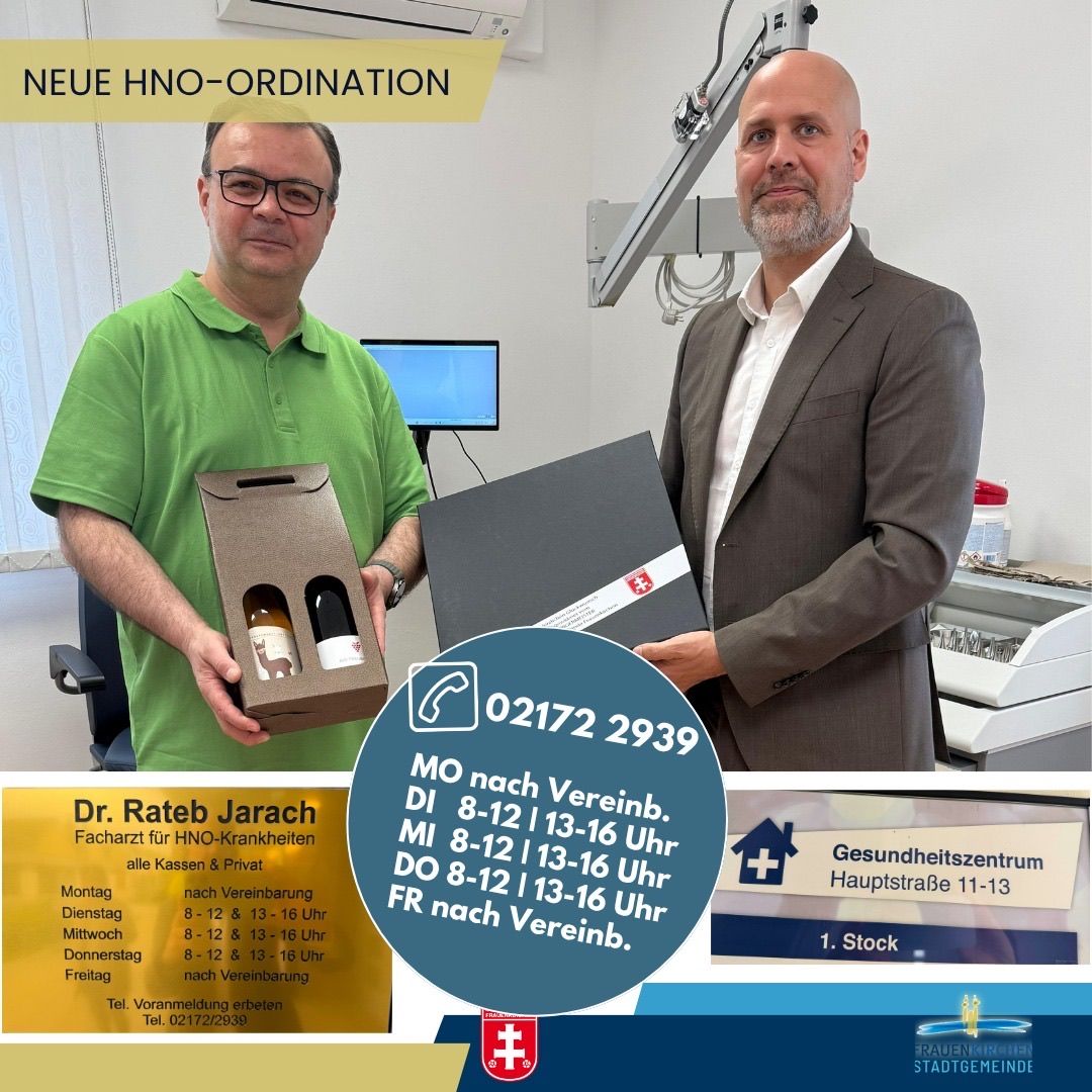 Zwei Männer in einem Büro. Einer hält eine Box mit zwei Flaschen, der andere ein Ordner. Text und Zahlen auf dem Bild. Oben steht 'Neue HNO-Ordination'. Links ist ein Poster mit Kontaktdaten für HNO-Störungen. Eine Telefonnummer befindet sich in der Mitte.