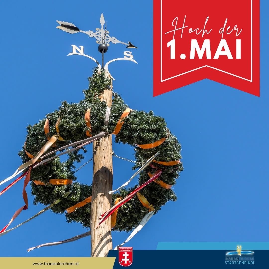 Ein Maibaum steht mit Bändern und einem Wetterhahn. Es steht 'Hoch der 1. MAI'. Der Wetterhahn zeigt die Richtungen N und S an.