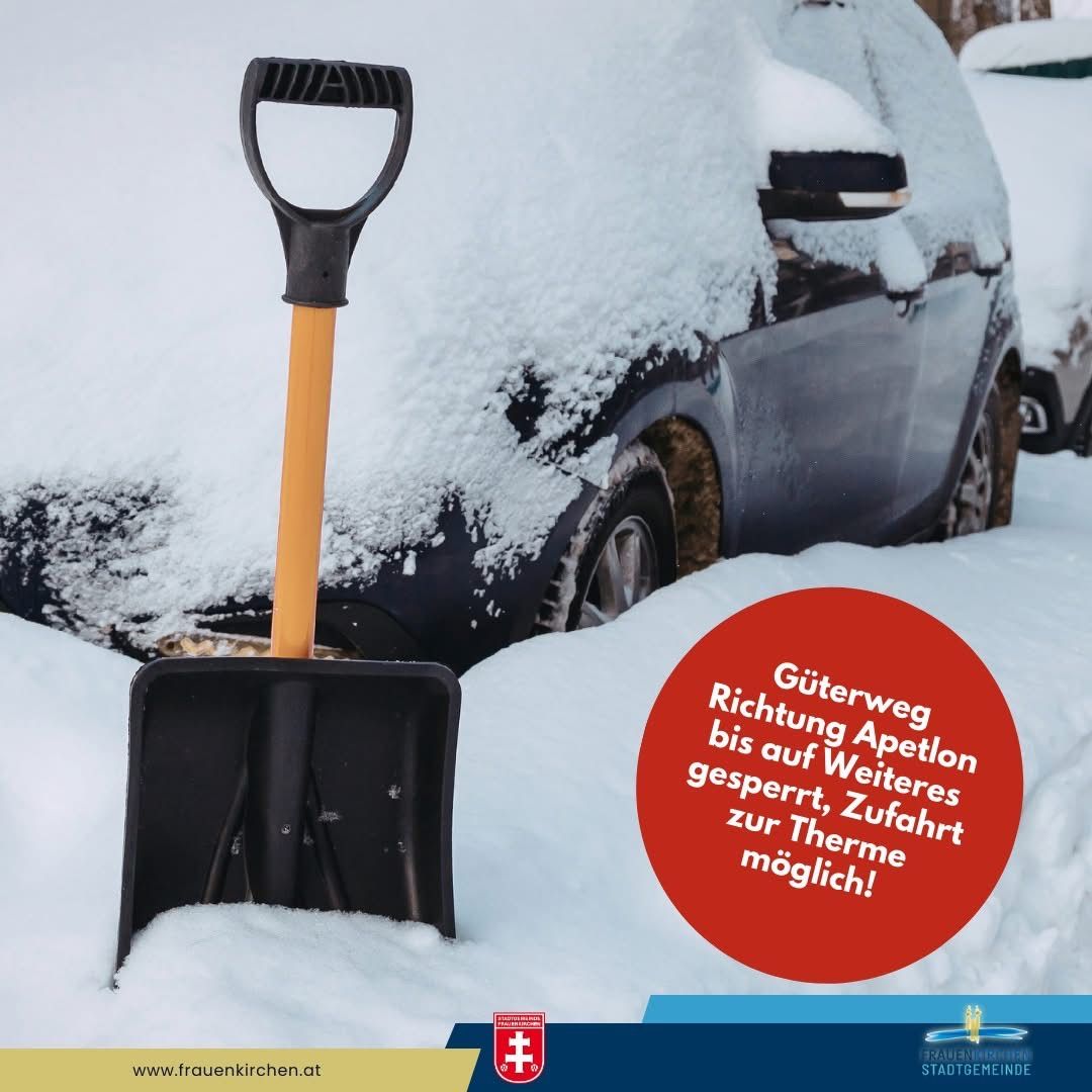 Eine Schaufel steht vor einem schneebedeckten Auto. Ein roter Kreis weist darauf hin: 'Güterweg bis auf Weiterslon gesperrt, Zufahrt zur Therme möglich!' Unten befindet sich ein Link zu www.frauenkirchen.at.
