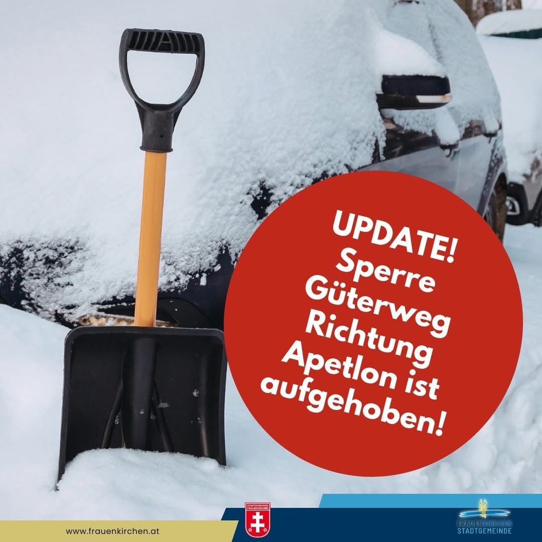Eine Schaufel im Schnee mit der Botschaft 'UPDATE! Sperre! Güterweg Richtung Apfelton ist aufgehoben!' auf einem roten Kreis. Ein mit Schnee bedecktes Auto befindet sich hinter der Schaufel.