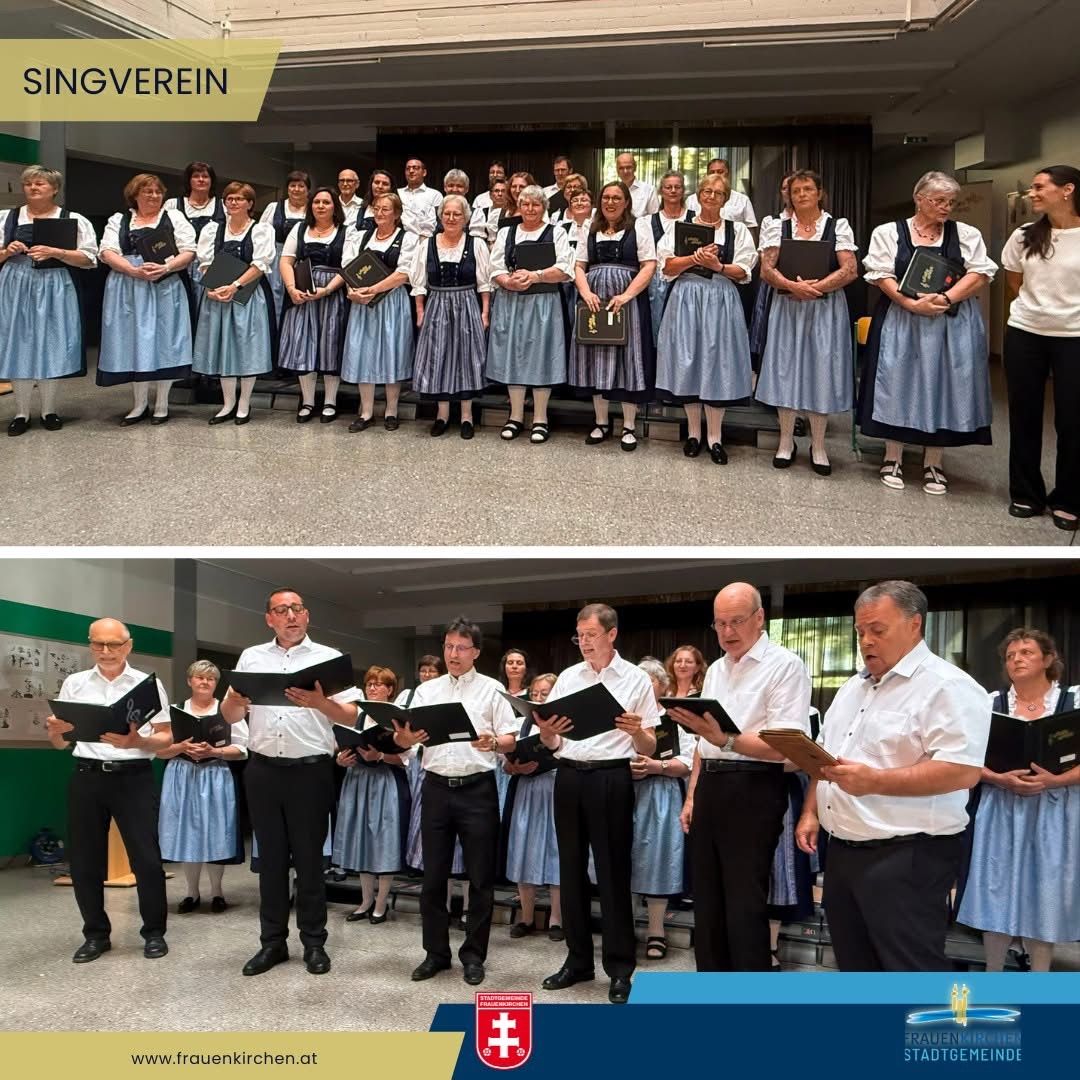 Ein Chor in traditioneller Kleidung, bestehend aus Männern und Frauen, hält Musikbücher und singt möglicherweise gemeinsam in einem Saal. Das Wort 'Singerverein' ist oben angebracht.