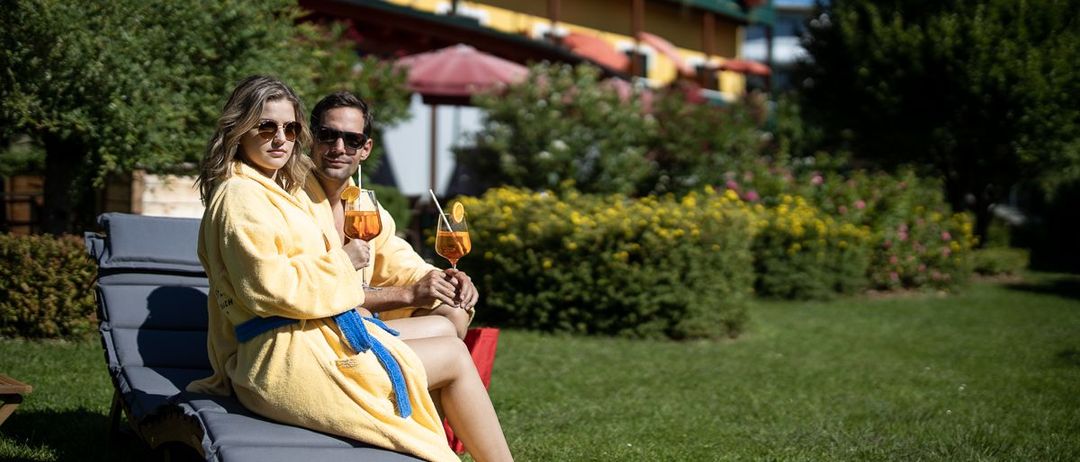 Bild enthält, Grass, Person, Sitting, Adult, Female, Woman, Furniture, Backyard, Outdoors, Lawn