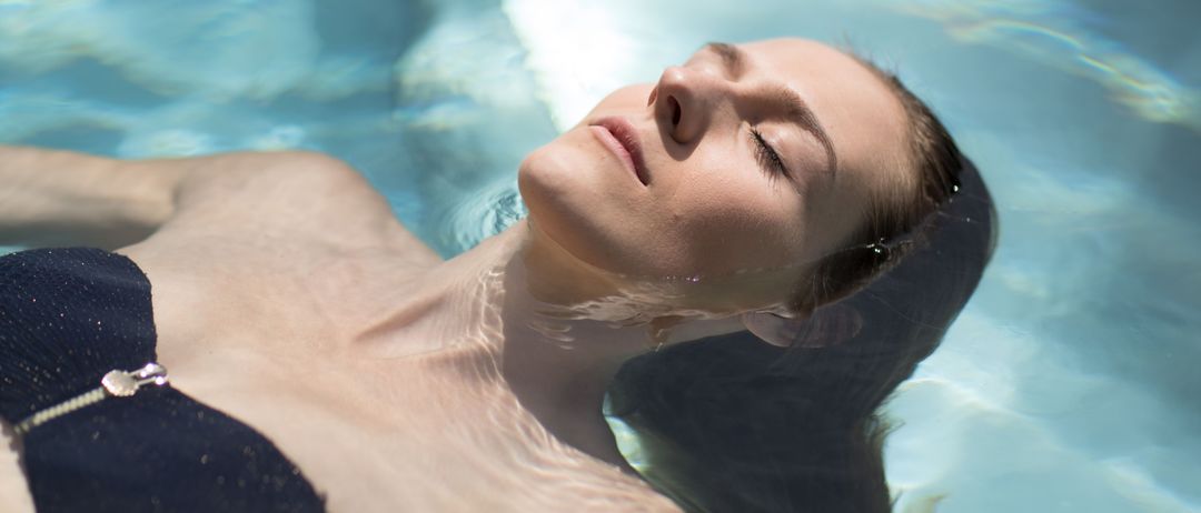 Bild enthält, Person, Swimming, Water, Adult, Female, Woman, Face, Head, Finger, Swimwear