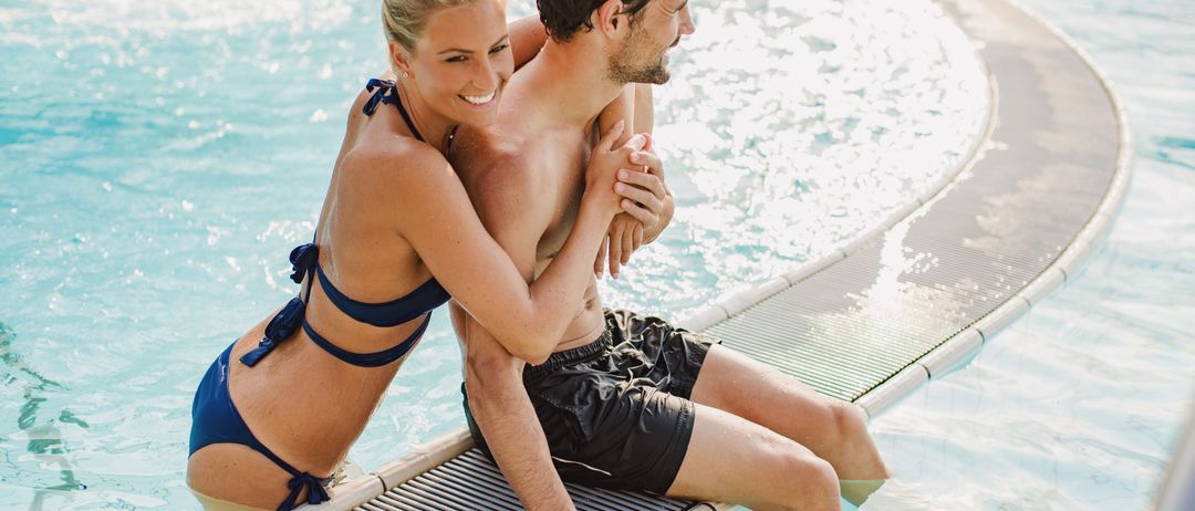 Bild enthält, Shorts, Adult, Male, Man, Person, Swimwear, Romantic, Shoving, Pool, Swimming Pool