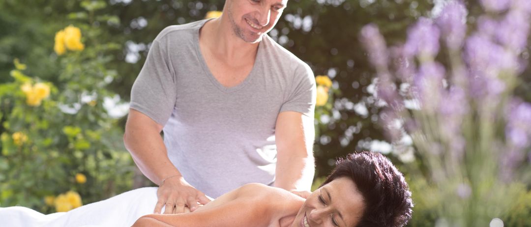 Bild enthält, Person, Spa, Adult, Male, Man, Massage, Face, Head