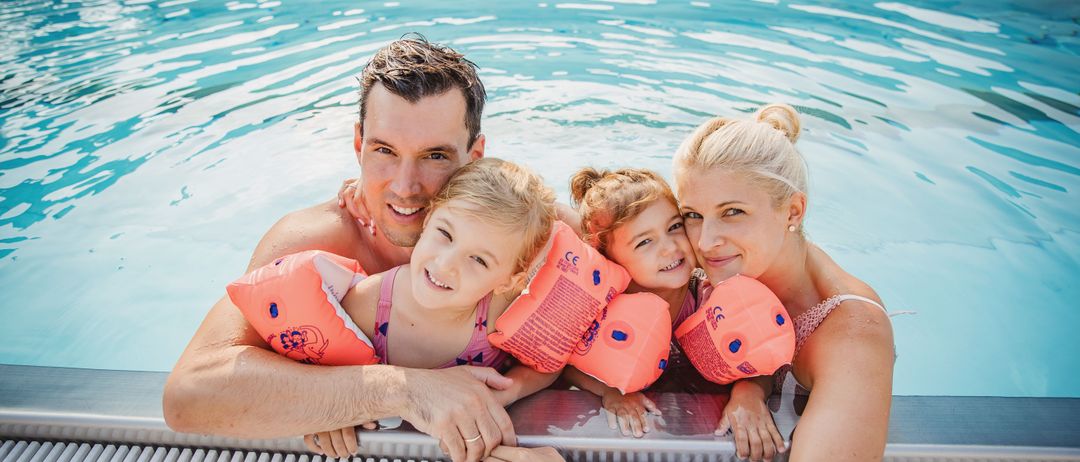 Bild enthält, People, Person, Lifejacket, Vest, Pool, Swimming Pool, Adult, Female, Woman, Swimming
