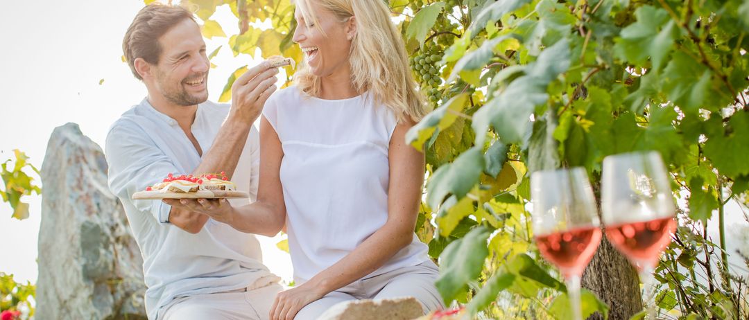 Bild enthält, Nature, Outdoors, Countryside, Adult, Male, Man, Person, Female, Woman, Rural