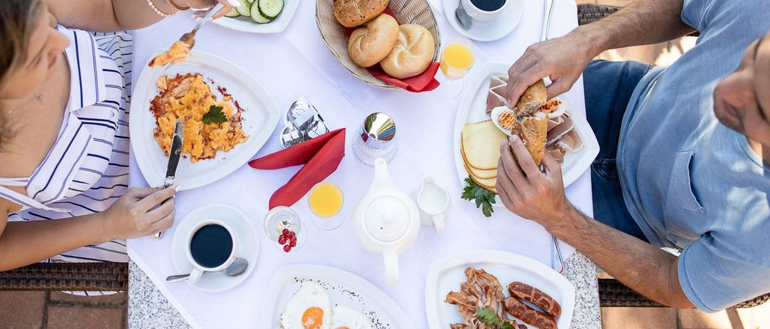 Bild enthält, Brunch, Food, Adult, Male, Man, Person, Coffee Cup, Egg, Plate, Face