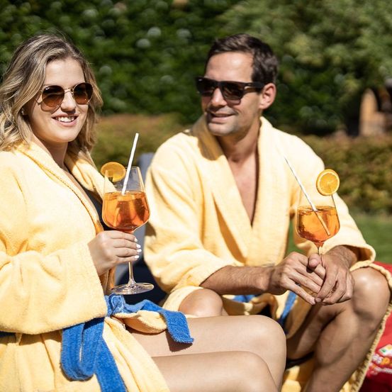 Bild enthält, Adult, Male, Man, Person, Female, Woman, Sunglasses, Outdoors, Face, Head