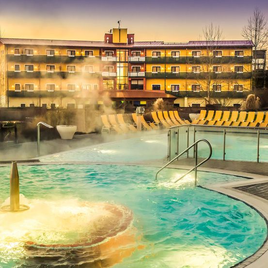 Bild enthält, Building, Hotel, Resort, City, Urban, Pool, Swimming Pool, Water, Fountain, Tub