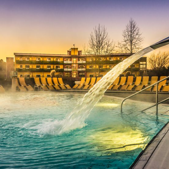 Bild enthält, Water, Outdoors, Architecture, Building, Pool, Swimming Pool, Chair, Furniture, Hotel, Handrail