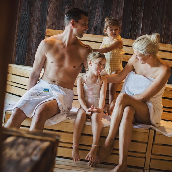 Bild enthält, Adult, Female, Person, Woman, Sauna, Face, Head