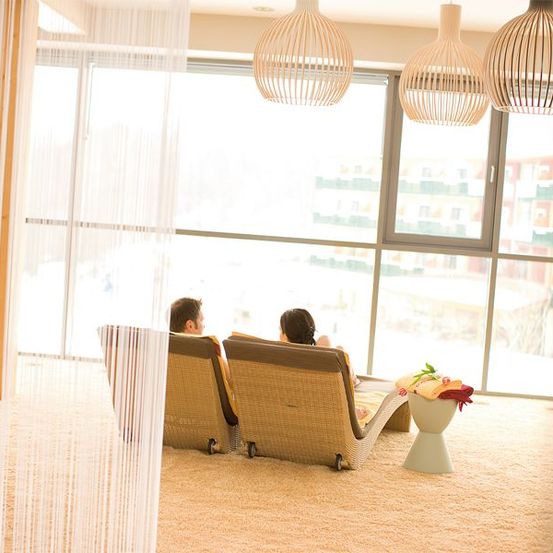 Bild enthält, Indoors, Furniture, Person, Chair, Architecture, Building, Foyer, Floor, Head