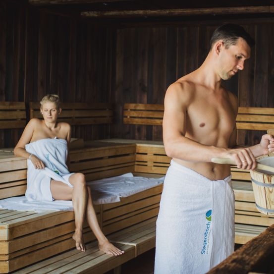 Bild enthält, Person, Adult, Male, Man, Sauna, Face, Head, Accessories, Jewelry, Ring