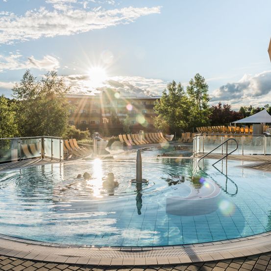 Bild enthält, Nature, Outdoors, Scenery, Pool, Water, Hotel, Swimming Pool, Resort, City, Tub