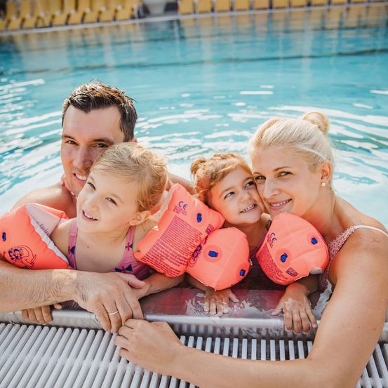 Bild enthält, Vest, Lifejacket, People, Person, Pool, Water, Swimming Pool, Swimming, Head, Portrait