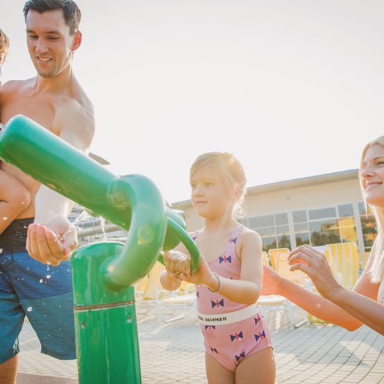 Bild enthält, Child, Female, Girl, Person, Shorts, Adult, Woman, Face, Portrait, Outdoors