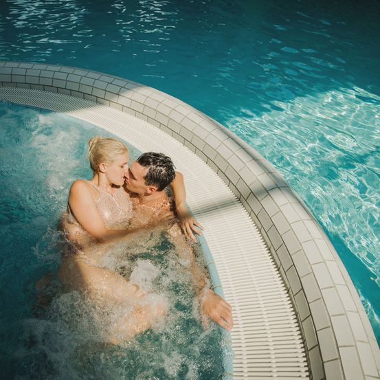 Bild enthält, Pool, Water, Swimming Pool, Person, Face, Head, Bathing