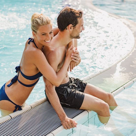 Bild enthält, Shorts, Adult, Male, Man, Person, Swimwear, Romantic, Shoving, Pool, Swimming Pool