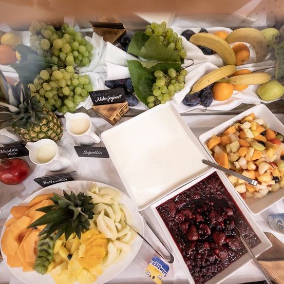 Bild enthält, Brunch, Food, Fruit, Pineapple, Plant, Produce, Plate, Pear