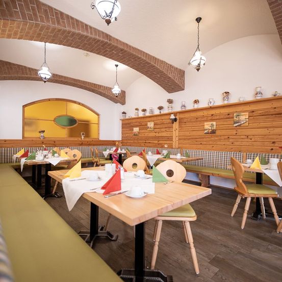 Bild enthält, Indoors, Restaurant, Interior Design, Cafeteria, Dining Table, Table, Cafe, Dining Room, Wood, Plant