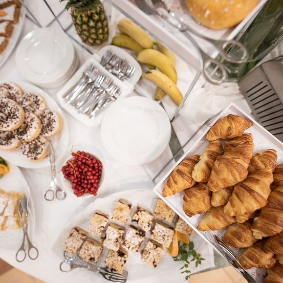 Bild enthält, Brunch, Food, Pineapple, Plant, Produce, Cutlery, Fork, Plate, Food Presentation, Bread