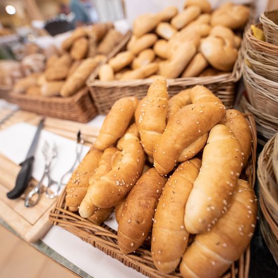 Bild enthält, Bread, Food, Scissors