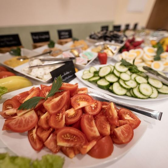 Bild enthält, Brunch, Food, Salad, Plate, Salad Bar, Blade, Knife, Weapon, Dining Table, Table