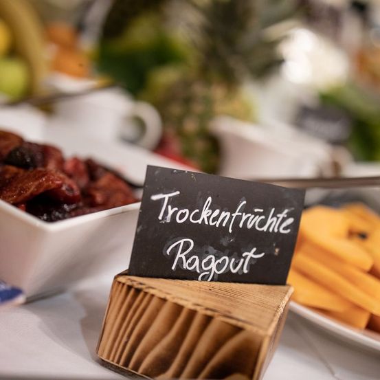 Bild enthält, Food, Meal, Brunch, Lunch, Business Card, Text, Food Presentation, Dish, Restaurant, Fruit