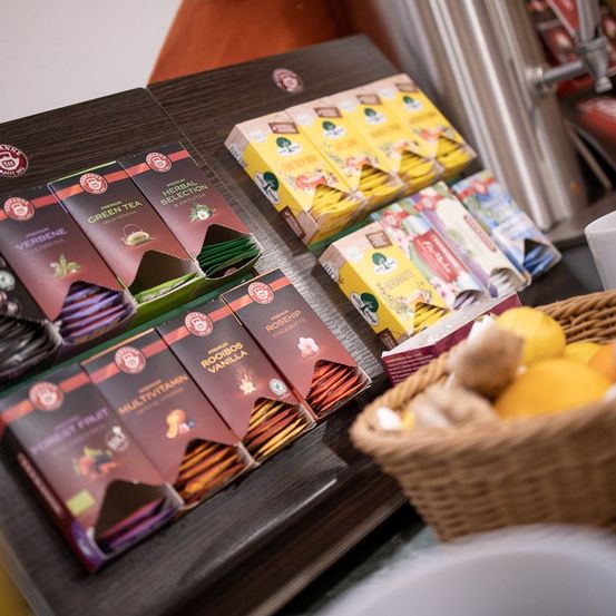 Bild enthält, Advertisement, Poster, Book, Publication, Business Card, Paper, Text, Box