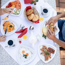 Bild enthält, Brunch, Food, Adult, Male, Man, Person, Coffee Cup, Egg, Plate, Face