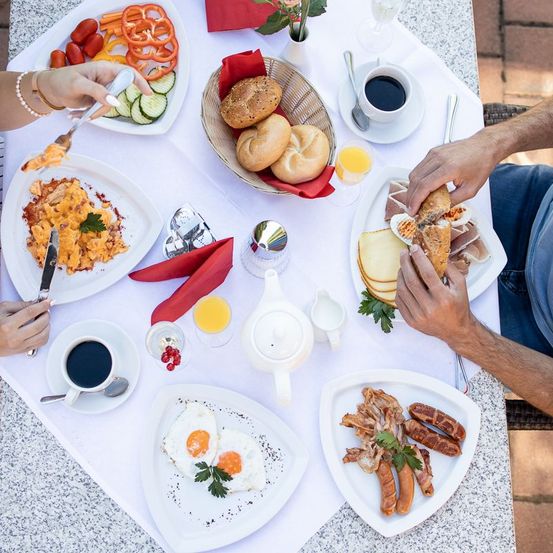 Bild enthält, Brunch, Food, Adult, Male, Man, Person, Coffee Cup, Egg, Plate, Face