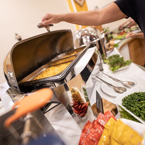 Bild enthält, Food, Meal, Adult, Male, Man, Person, Brunch, Cooking Pot, Cookware, Pot