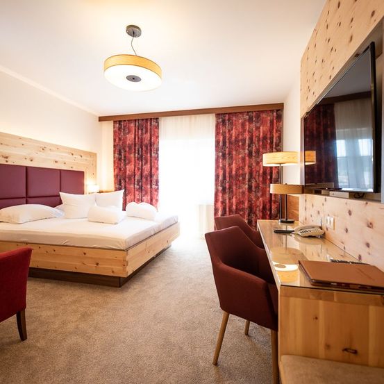 Bild enthält, Indoors, Interior Design, Home Decor, Chair, Furniture, Bed, Bedroom, Room, Lamp, Hotel