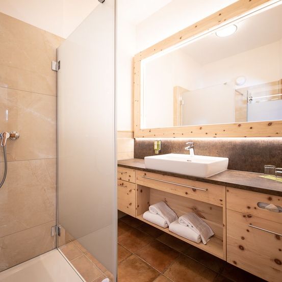 Bild enthält, Indoors, Interior Design, Sink, Electrical Device, Switch, Sink Faucet, Bathroom, Room