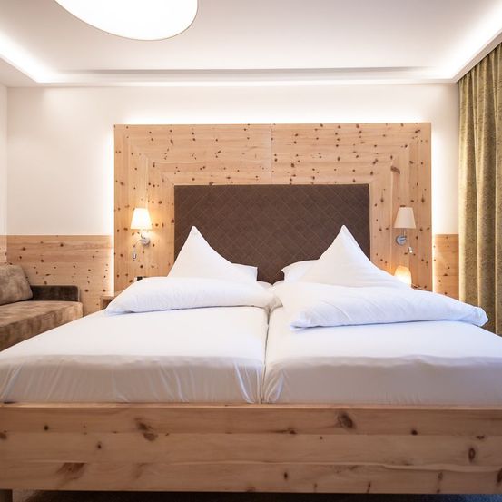 Bild enthält, Indoors, Interior Design, Wood Panels, Cushion, Home Decor, Couch, Furniture, Bed