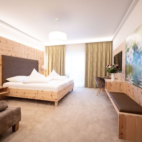 Bild enthält, Indoors, Interior Design, Home Decor, Chair, Furniture, Bed, Bedroom, Room, Couch, Wood Panels