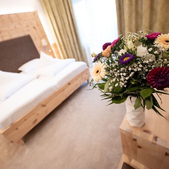 Bild enthält, Interior Design, Flower, Flower Arrangement, Flower Bouquet, Plant, Cushion, Home Decor, Pillow, Wood, Bed