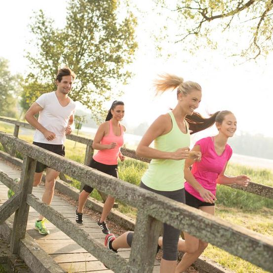 Bild enthält, Boy, Male, Person, Teen, Adult, Female, Woman, Running, Shorts, Shoe
