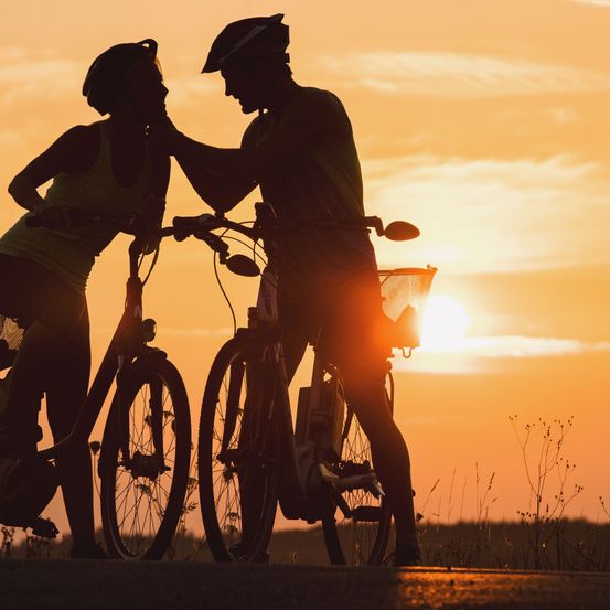 Bild enthält, Wheel, Adult, Male, Man, Person, Bicycle, Vehicle, Helmet, Cycling, Face