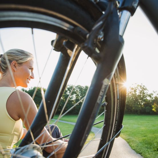 Bild enthält, Machine, Spoke, Grass, Wheel, Adult, Female, Person, Woman, Alloy Wheel, Tire
