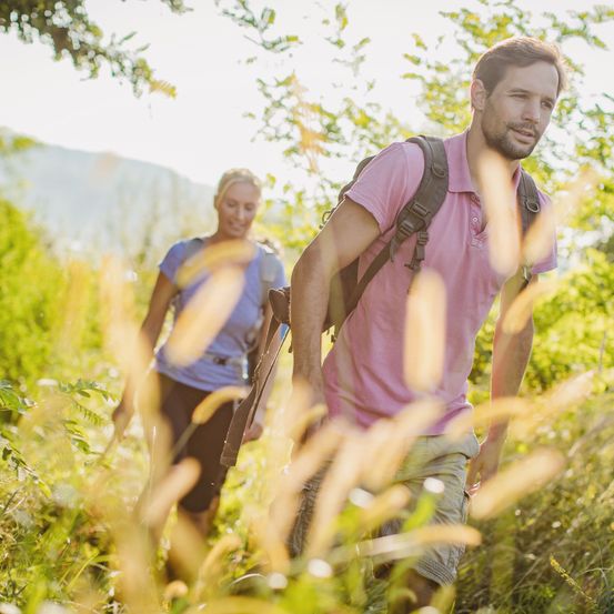 Bild enthält, Person, Walking, Hiking, Adult, Female, Woman, Head, Face, Hand, Happy