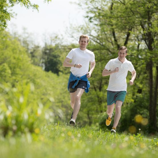 Bild enthält, Boy, Male, Person, Teen, Clothing, Footwear, Shoe, Running, Shorts, Bracelet