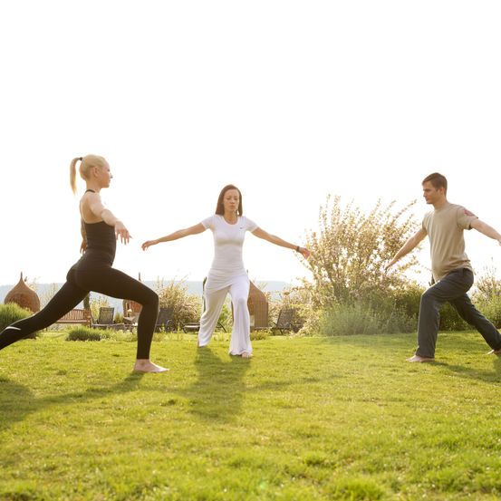 Bild enthält, Adult, Female, Person, Woman, Male, Man, People, Warrior Yoga Pose, Yoga, Face