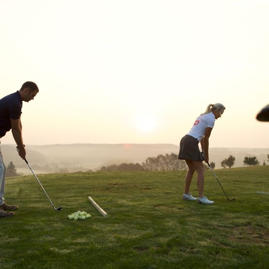 Bild enthält, Field, Adult, Male, Man, Person, Outdoors, Nature, Golf, Golf Course, Playing Golf