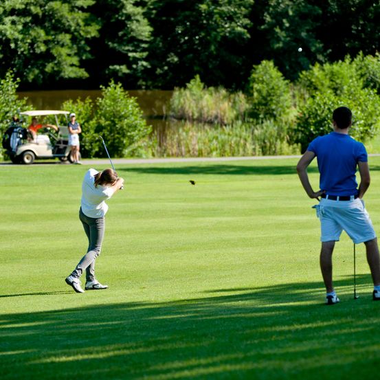Bild enthält, Field, Adult, Male, Man, Person, Grass, Shorts, Outdoors, Nature, Golf