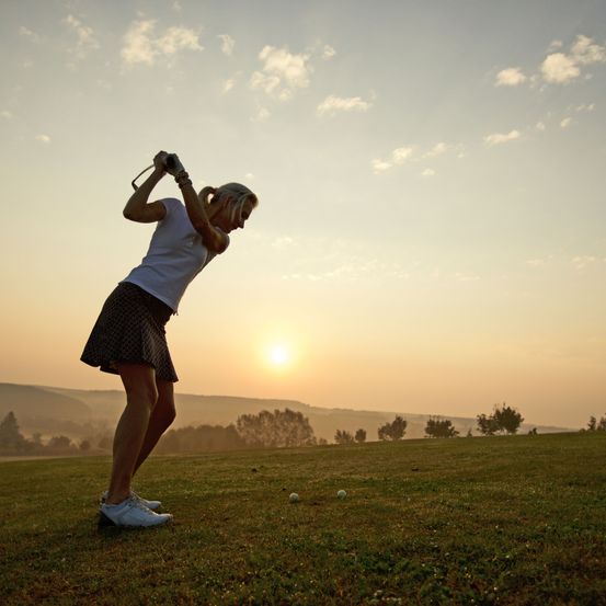 Bild enthält, Field, Nature, Outdoors, Person, Skirt, Golf, Golf Course, Playing Golf, Shoe, Sheep