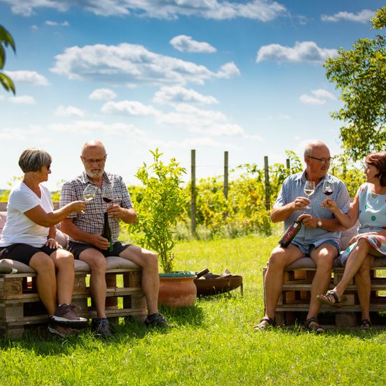 Bild enthält, Nature, Outdoors, Countryside, Adult, Male, Man, Person, Rural, Grass, People