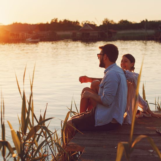 Bild enthält, Waterfront, Adult, Male, Man, Person, Female, Woman, Outdoors, Nature, Scenery